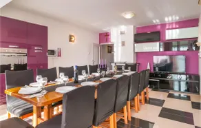 Six-Bedroom Holiday Home In Zrnovnica - Image 5