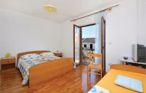 1 bedroom beach front apartment in Vrboska - Image 2