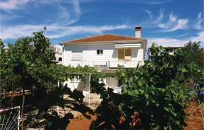 2 Bedroom Lovely Apartment In Pula - Image 5