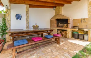 8 Bedroom Awesome Home In Pula - Image 4