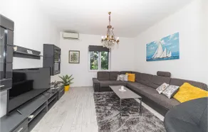 Stunning Home in Kastel Kambelovac With 4 Bedrooms, Wifi and Outdoor Swimming Pool - Image 3