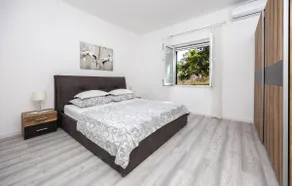 Stunning Home in Kastel Kambelovac With 4 Bedrooms, Wifi and Outdoor Swimming Pool - Image 4