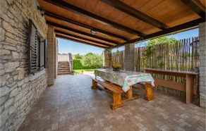 Six-Bedroom Holiday Home In Barban - Image 2