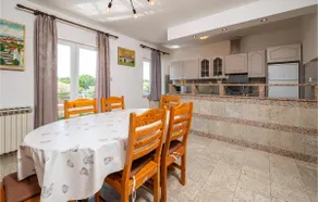 Six-Bedroom Holiday Home In Barban - Image 3
