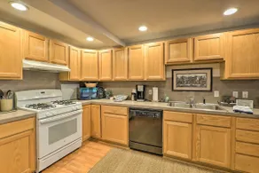 Cute Grand Haven Apartment: Walk Downtown Streets! - Image 4