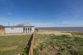Wyndham Beach House est un bungalow moderne qui se trouve au sommet de la plage - Image 5