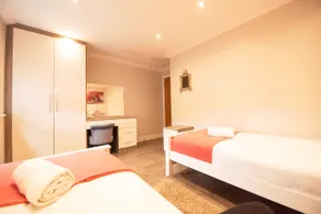 Malthouse Court - 2-Bed 2-Bath w/ Balcony - Image 3