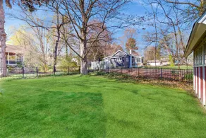 Pet-Friendly Cottage: Fenced Yard & Cozy Porch - Image 4
