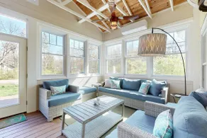 Pet-Friendly Cottage: Fenced Yard & Cozy Porch - Image 5