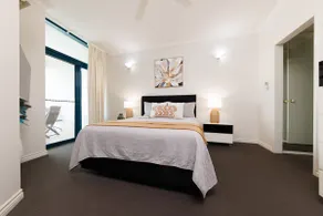Ideal Cbd Location With Harbour Views Pool Gym & Bbq - Image 3