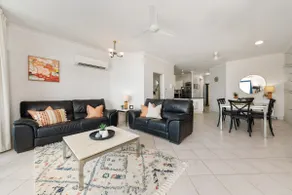 Ideal Cbd Location With Harbour Views Pool Gym & Bbq - Image 2