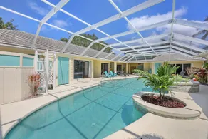 Privat hus & gästhus omgivande innergård med uppvärmd pool och badtunna - Image 4
