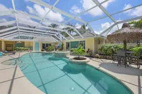 Privat hus & gästhus omgivande innergård med uppvärmd pool och badtunna - Image 5
