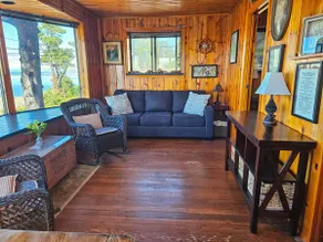 Retro Retreat by the Bay - Image 2
