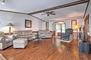 Captivating Cadiz Hideaway w/ Deck on Lake Barkley - Image 3