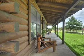 Carmine Log Cabin w / Porch På 60 Acre Farm! - Image 2