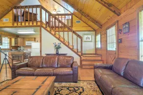 Carmine Log Cabin w / Porch På 60 Acre Farm! - Image 5