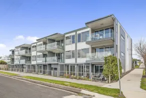 APOLLO BLUE 4 - modern waterfront apartment - Image 4