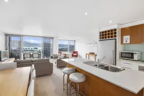 APOLLO BLUE 4 - modern waterfront apartment - Image 3