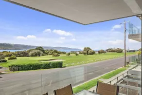 APOLLO BLUE 4 - modern waterfront apartment - Image 2