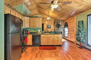 Sevierville Overlook Cabin: 9 Miles to Gatlinburg! - Image 3