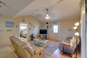Walk to Shore & Restaurants: Surfside Beach Home! - Image 4