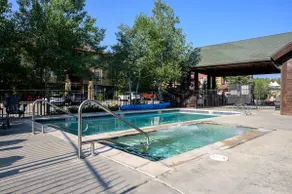 Retraite à ♥ du centre-ville de WP | Animaux acceptés | Piscine + bain à remous | Vues sur le parc! - Image 2