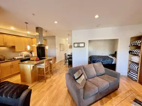 Centrally Located Harbourfront Condo - 102M - Image 4