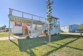 Elevated Deck! Fun-Filled Homosassa River Home - Image 2