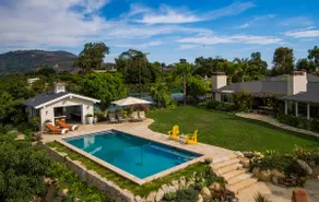 Beautiful View - Designer Comfort & Private Tennis - Image 3
