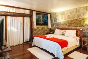 Elegant house integrated into a natural paradise - Image 2
