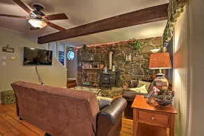 1 Mi to Lake Wallenpaupack: Pocono Mountain Home! - Image 4