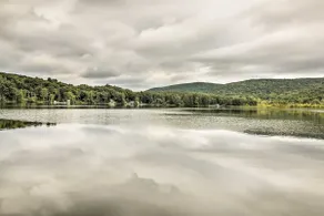 Rustik Berkshires Stuga w / utsikt över Lake Buel! - Image 2
