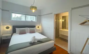 Kangaroo Bay Cottage - Close to City, Shops, Beach - Image 5