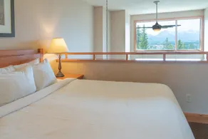 Bright + Modern Banff Getaway dans un excellent emplacement | Spa privatif! - Image 4