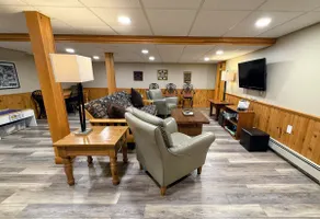 O1 Slopeside Bretton Woods cottage with AC large patio and private yard Walk to slopes - Image 5