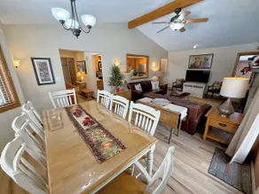 O1 Slopeside Bretton Woods cottage with AC large patio and private yard Walk to slopes - Image 4