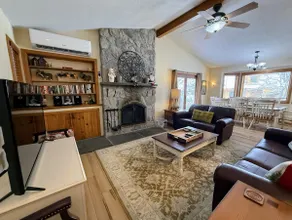 O1 Slopeside Bretton Woods cottage with AC large patio and private yard Walk to slopes - Image 3