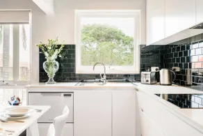 Renovated Retro Apartment Near Harbour Front Walks - Image 4
