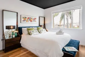 Renovated Retro Apartment Near Harbour Front Walks - Image 5