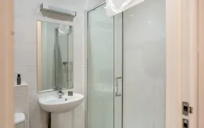 Family Studio with private En-suite Shower Room - Image 5