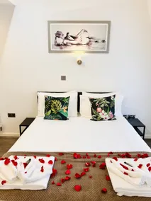 Family Studio with private En-suite Shower Room - Image 3