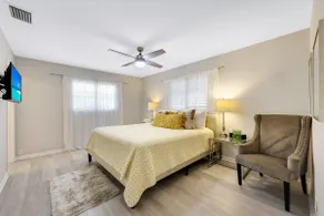 Woodridge: Work Friendly, Pool, Near Beach - Image 3