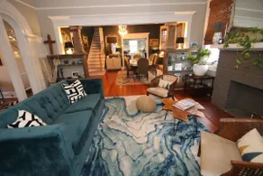 Gorgeous uptown 3 bedroom home w/pool and parking! - Image 2