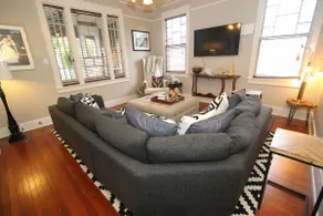 Gorgeous uptown 3 bedroom home w/pool and parking! - Image 5