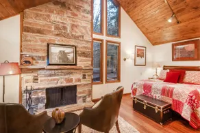 HILLSIDE HIDEAWAY * STOR FAMILIE RETREAT * HOT TUB, SAUNA, KIDS LOFT - Image 3