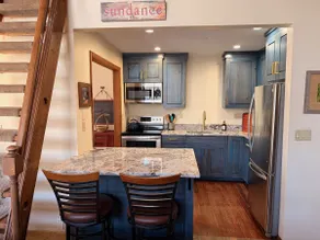 HILLSIDE HIDEAWAY * STOR FAMILIE RETREAT * HOT TUB, SAUNA, KIDS LOFT - Image 4