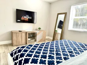 House with Hot Tub, 10 mins to the Beach - Image 4
