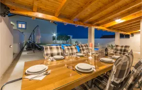 Amazing Home In Nadin - Image 5