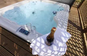 Woodbell Lodge - 5* with hot tub & lake views - Image 4
